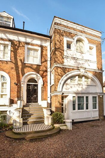 2 Bedroom Flat To Rent In Castelnau, London, SW13
