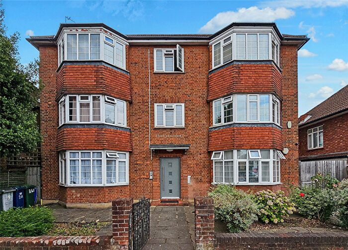 2 Bedroom Flat For Sale In Ballards Lane, London, N12