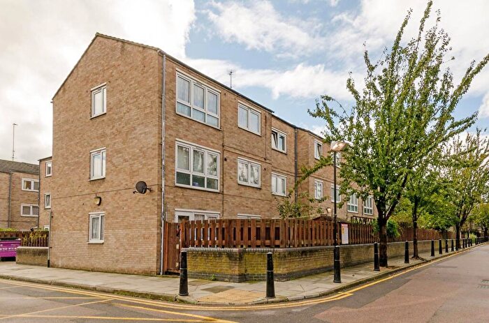 3 Bedroom Maisonette For Sale In Rosebank Gardens, Bow, London, E3