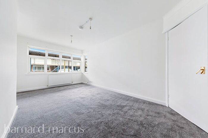 2 Bedroom Flat To Rent In Lincoln Close, London, SE25