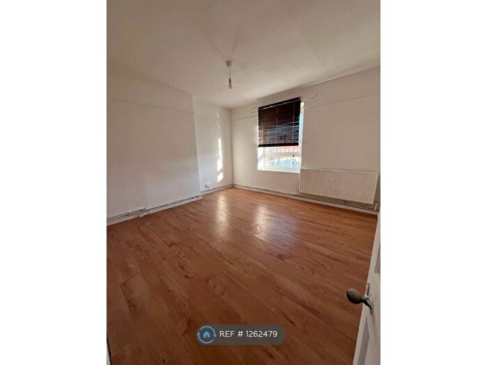 2 Bedroom Flat To Rent In Mountearl Gardens, London, SW16