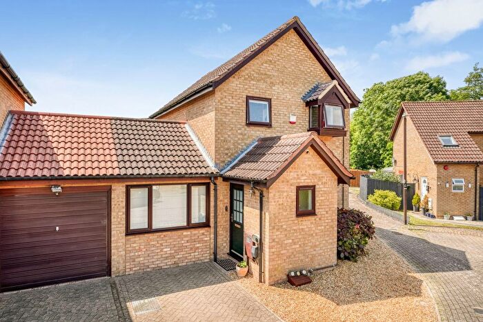 4 Bedroom Link Detached House For Sale In Fernan Dell, Crownhill, Milton Keynes, MK8