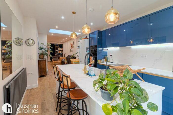 3 Bedroom Flat To Rent In Golders Green Crescent, Golders Green, NW11