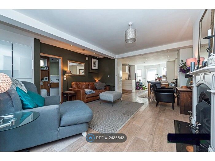 1 Bedroom Flat To Rent In Larden Road, London, W3