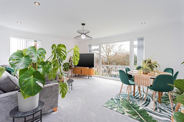 2 Bedroom Flat For Sale In Grovelands, Horley, RH6