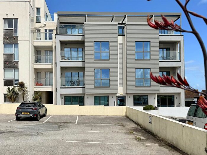 1 Bedroom Flat For Sale In Pentire Avenue, Newquay, TR7