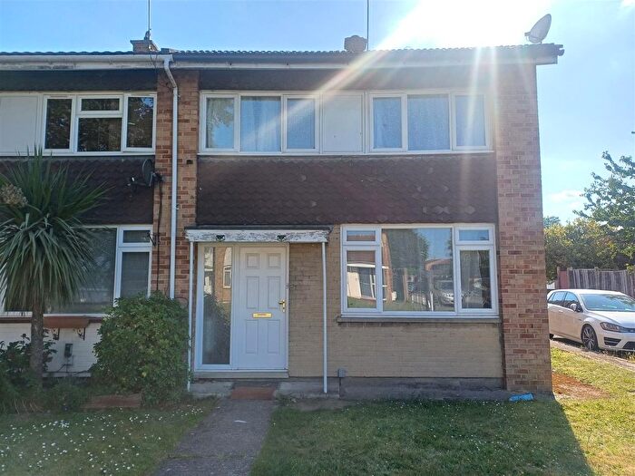 3 Bedroom End Of Terrace House To Rent In Parlaunt Road, Langley, Berkshire, SL3