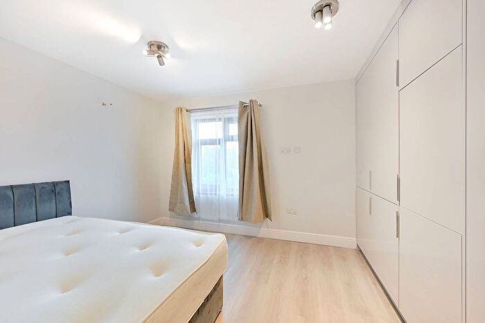 Studio To Rent In Hounslow Avenue, Hounslow, TW3