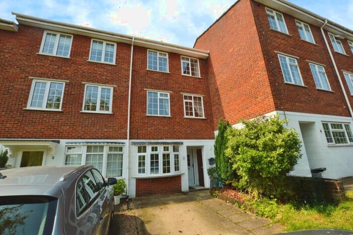 4 Bedroom Town House To Rent In Station Approach Chelsfield, BR6