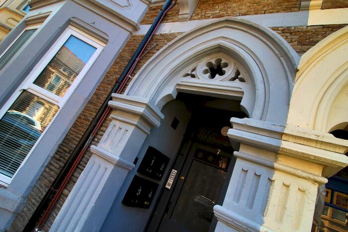 2 Bedroom Flat To Rent In Connaught Road, Cardiff, Caerdydd, CF24