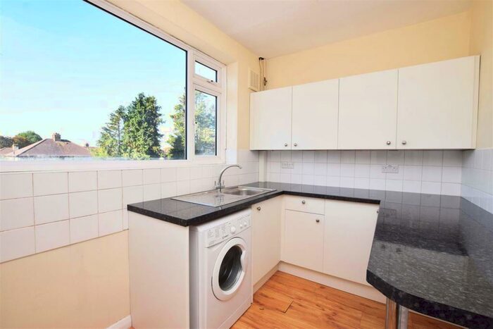 3 Bedroom Flat To Rent In Tolworth Broadway, Surbiton, KT6
