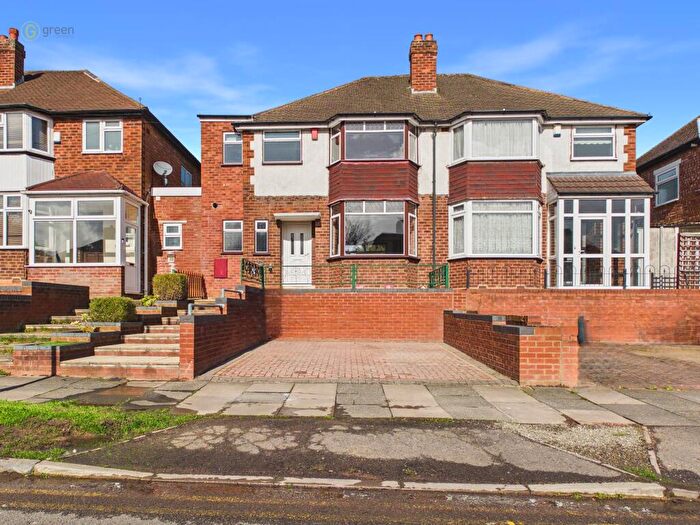 3 Bedroom Semi Detached House For Sale In Mildenhall Road, Birmingham, B42