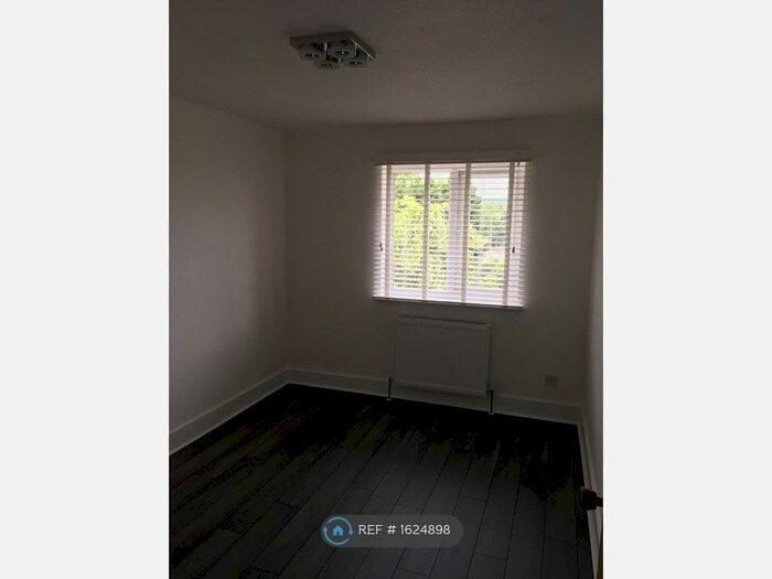 2 Bedroom Flat To Rent In Berwick Way, Sevenoaks, TN14