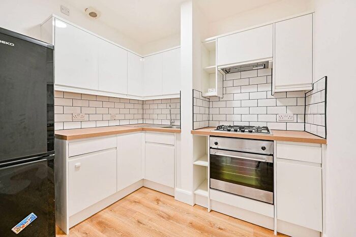 2 Bedroom Flat To Rent In Essex Road, Acton, London, W3