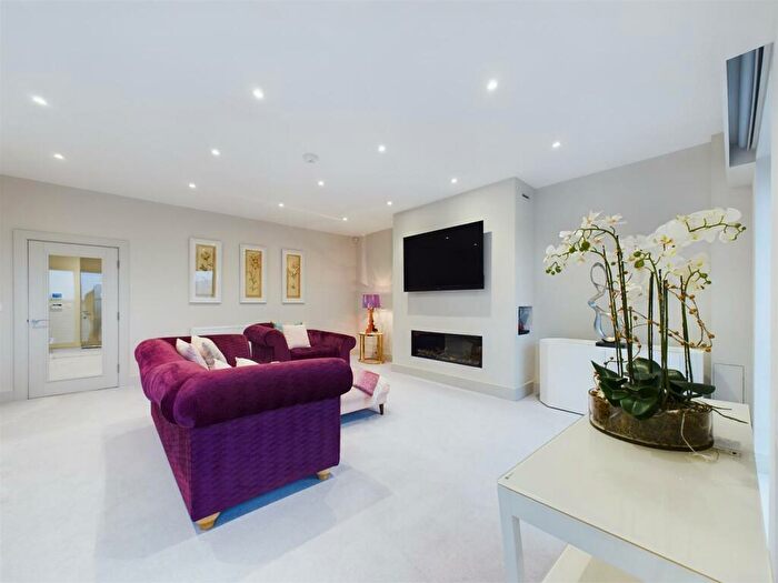 3 Bedroom Duplex For Sale In Apartment, Carriage House, The Carriage Drive, Greetland, Halifax, HX4