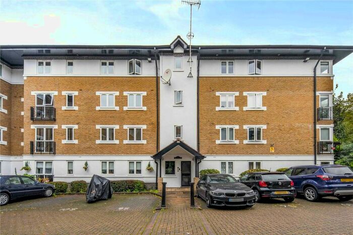 2 Bedroom Flat To Rent In Shelley Court, Makepeace Road, Wanstead, London, E11