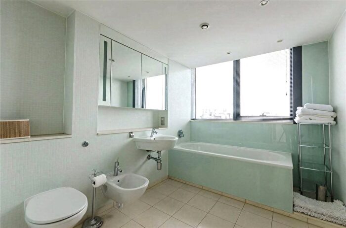 3 Bedroom Flat To Rent In Tea Trade Wharf, Shad Thames, London, SE1