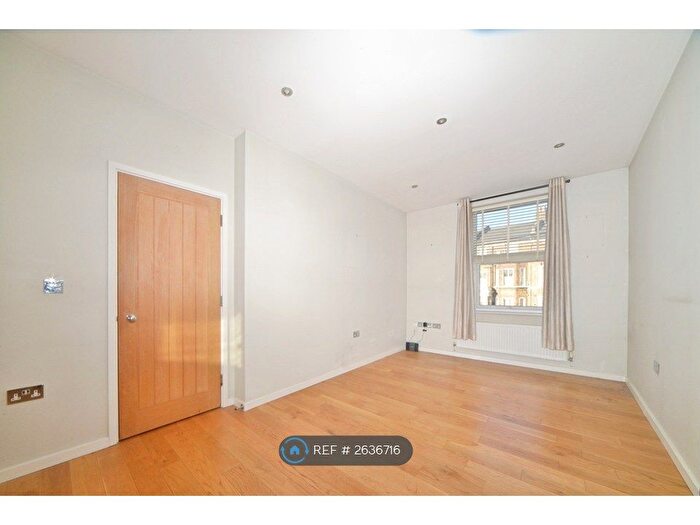 2 Bedroom Flat To Rent In James Court, London, SE12