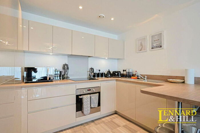 2 Bedroom Flat For Sale In Dovestone Close, Grays, RM20