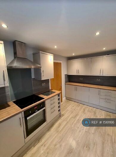 2 Bedroom Flat To Rent In Weetwood, Leeds, LS16