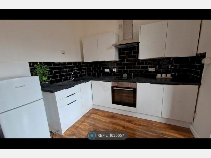 3 Bedroom Flat To Rent In Polygon Road, Manchester, M8