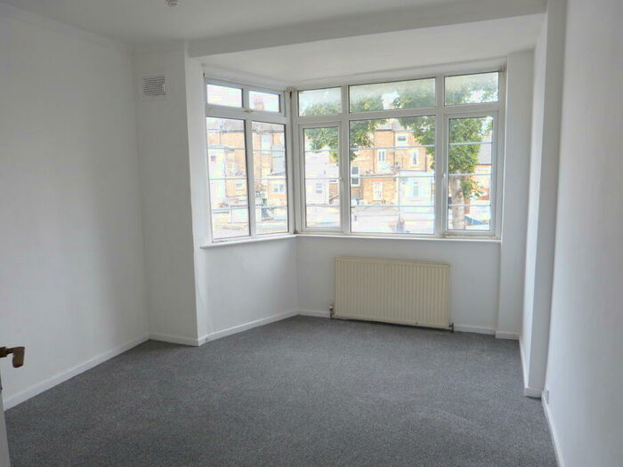 1 Bedroom Flat To Rent In The Crest, London, NW4