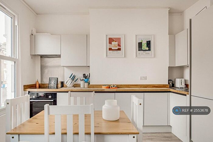 2 Bedroom Flat To Rent In Battersea Park Road, London, SW11