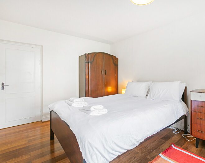 3 Bedroom Flat To Rent In Todd House, The Grange, London, N2