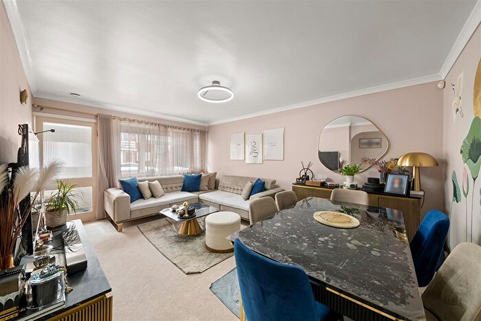 2 Bedroom Maisonette For Sale In Gilpin Way, Harlington, Hayes, UB3