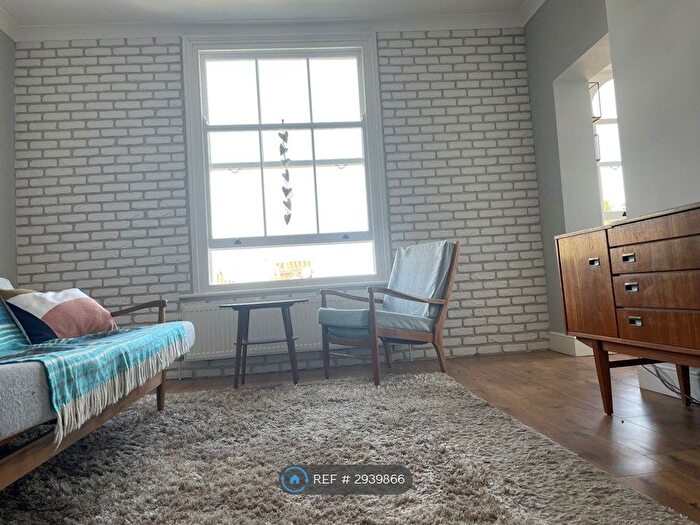 2 Bedroom Flat To Rent In Rutland Park, London, SE6