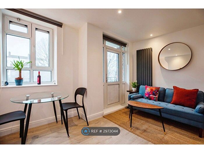 2 Bedroom Flat To Rent In Chagford House, London, E3