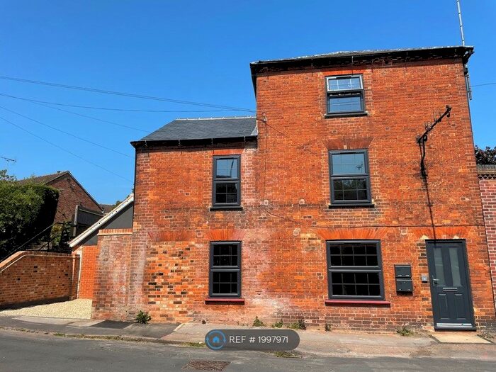 2 Bedroom Flat To Rent In Hampton Road, Newbury, RG14