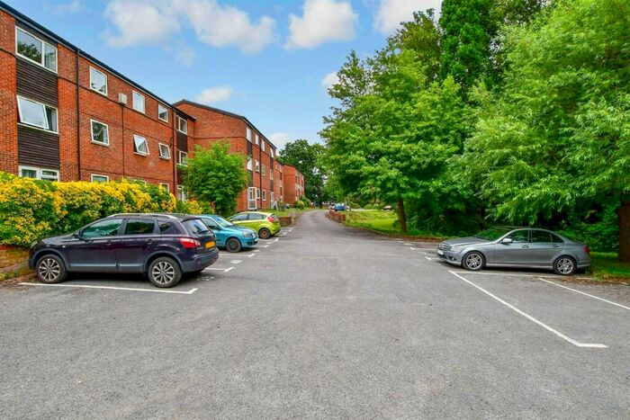 1 Bedroom Flat For Sale In Gilligan Close, Horsham, West Sussex, RH12