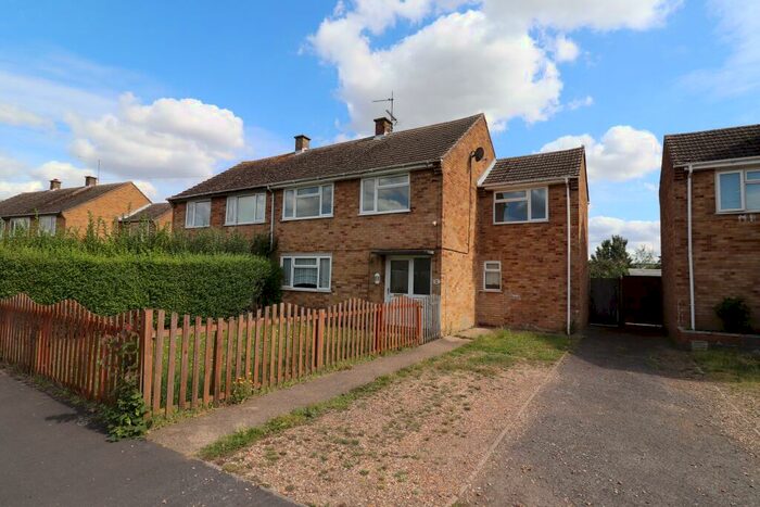 4 Bedroom Semi-Detached House For Sale In Coronation Close, Spalding, PE11