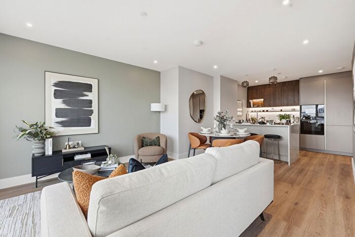 3 Bedroom Flat For Sale In Bow Common Lane, London, E3