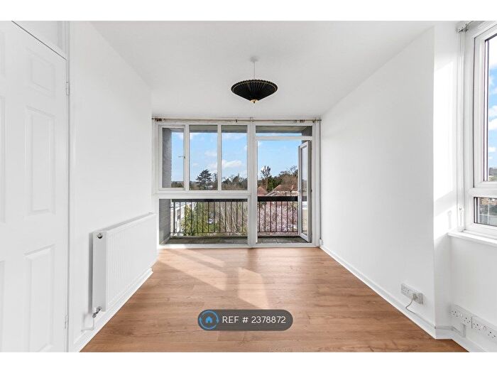 2 Bedroom Flat To Rent In Ashbourne Court, London, N12