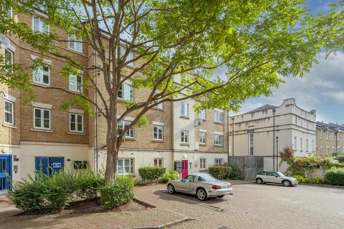 1 Bedroom Flat To Rent In Bristowe Close, London, SW2