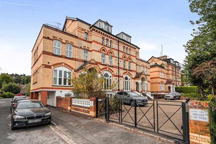 2 Bedroom Flat For Sale In Fairmile, Henley-On-Thames, RG9