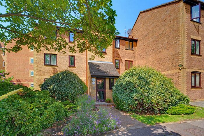 1 Bedroom Flat For Sale In Burket Close, Southall, UB2