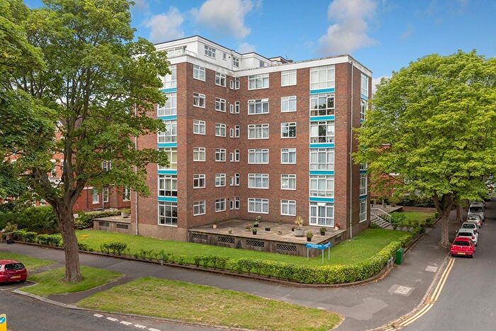 2 Bedroom Flat For Sale In Earls Avenue, Folkestone, Kent, CT20