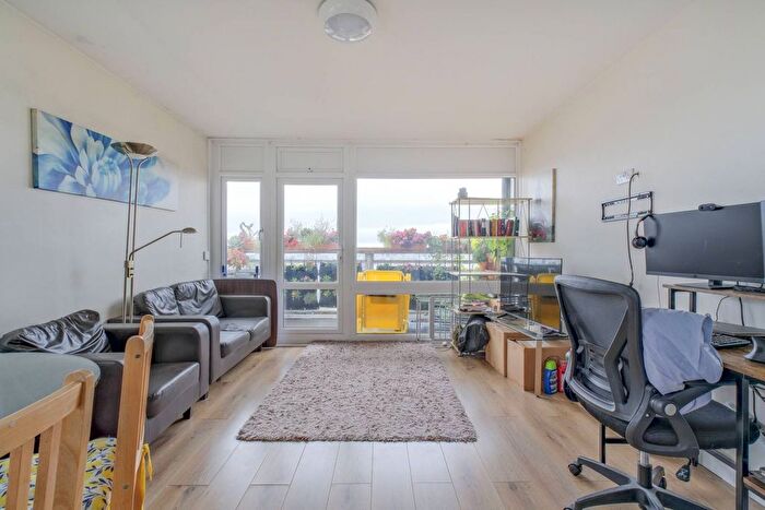 2 Bedroom Flat To Rent In Hindmarsh Close, Shadwell, London, E1