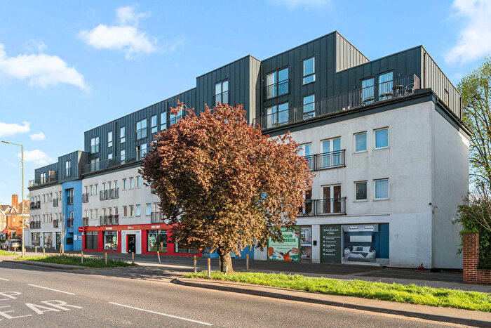 2 Bedroom Flat To Rent In Auckland House, Walton-on-Thames, KT12