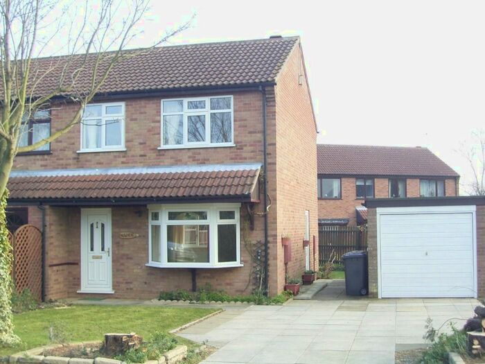 3 Bedroom Semi-Detached House To Rent In Ambleside Close, Sleaford, NG34