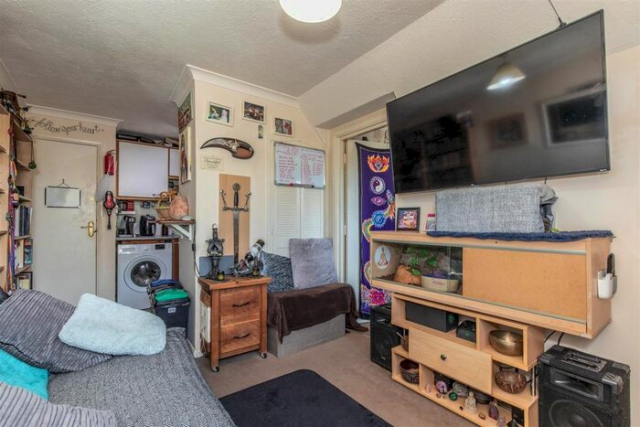 2 Bedroom Flat For Sale In Streatfield Road, Heathfield, TN21