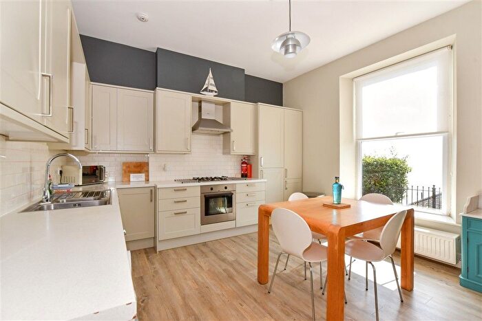 2 Bedroom Flat For Sale In Madeira Road, Ventnor, Isle Of Wight, PO38