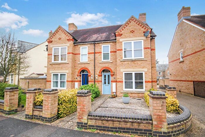 3 Bedroom Semi-Detached House For Sale In Heathcliff Avenue, Fairfield, Hitchin, SG5