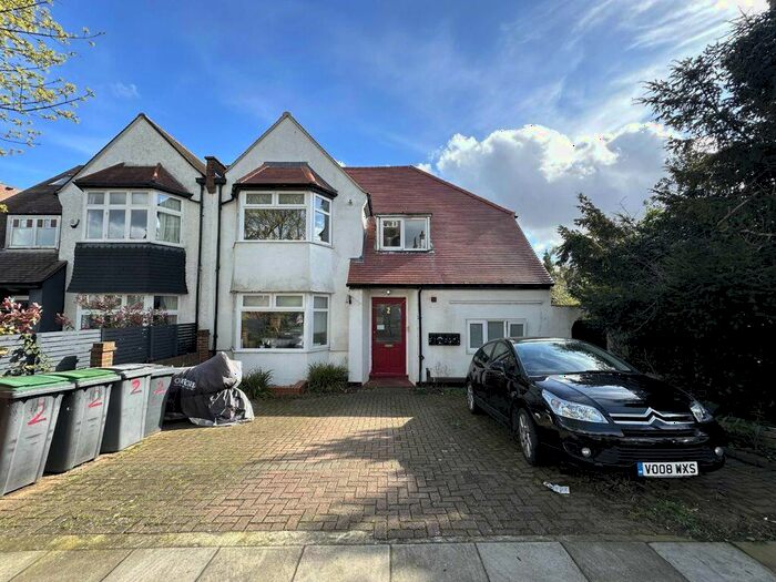 Flat To Rent In Creighton Avenue, London, N10