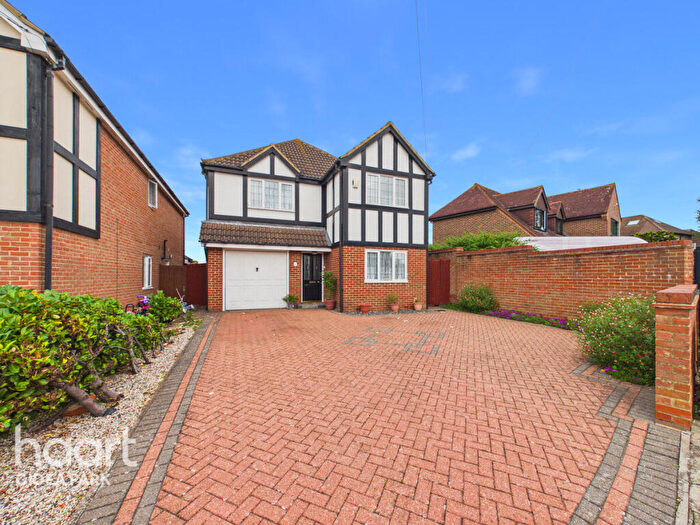 5 Bedroom Detached House For Sale In Havering Drive, Marshalls Park, Romford, RM1