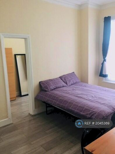 Studio To Rent In Belmont Road, London, N15