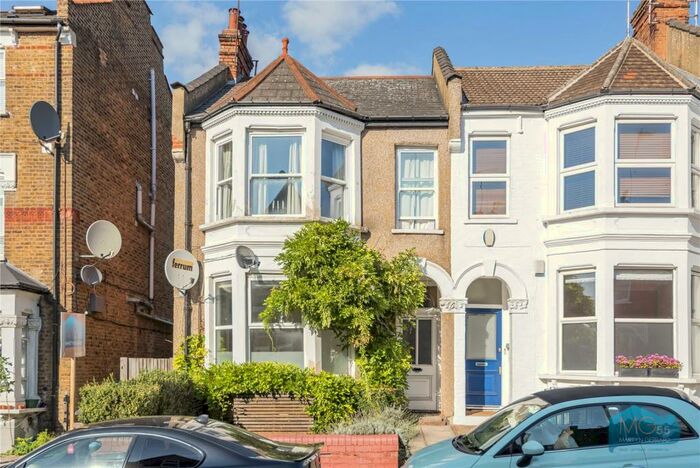 2 Bedroom Apartment To Rent In Dollis Road, London, N3